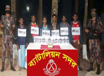 নাফ নদীতে কাঠবোঝাই ট্রলারে আইস, মিয়ানমারের ৬ নাগরিক আটক
